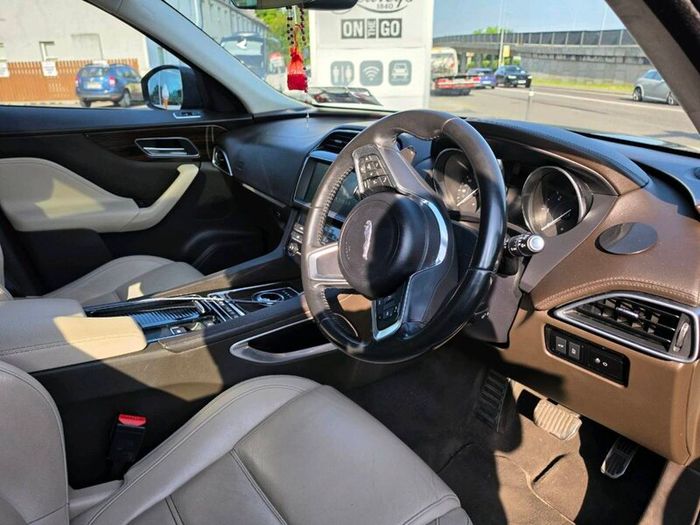 Jaguar F Pace