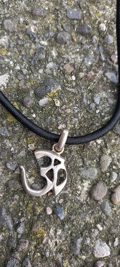 Vintage jewelry is sold individually for 5 to 10 euros