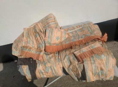 Matching curtains,pemlet,tie backs and double bed spread