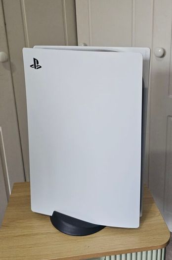 Playstation 5 (PS5) +2 controllers