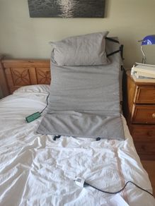 Electrically liftable backrest
