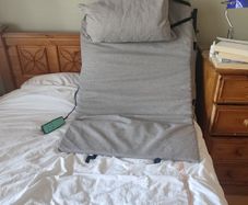 Electrically liftable backrest