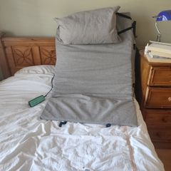 Electrically liftable backrest