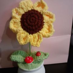 Crochet sunflower 6 inches tall 10 euro i have 2 avaliable