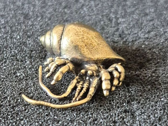 3 brass crabs,. Solid brass.