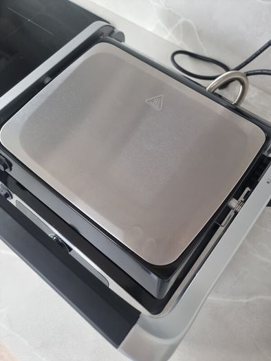Philips Contact Grill 5000 Series, Opens Flat, Adjustable Temp, 2200W