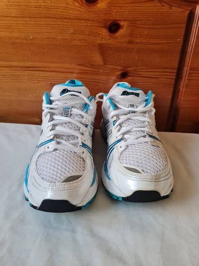 Asics gel kayano 18 sky blue/white Size 6.5 eu 40 in like new condition
