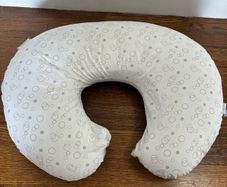 Feeding / nursing pillow