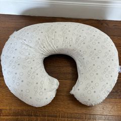 Feeding / nursing pillow