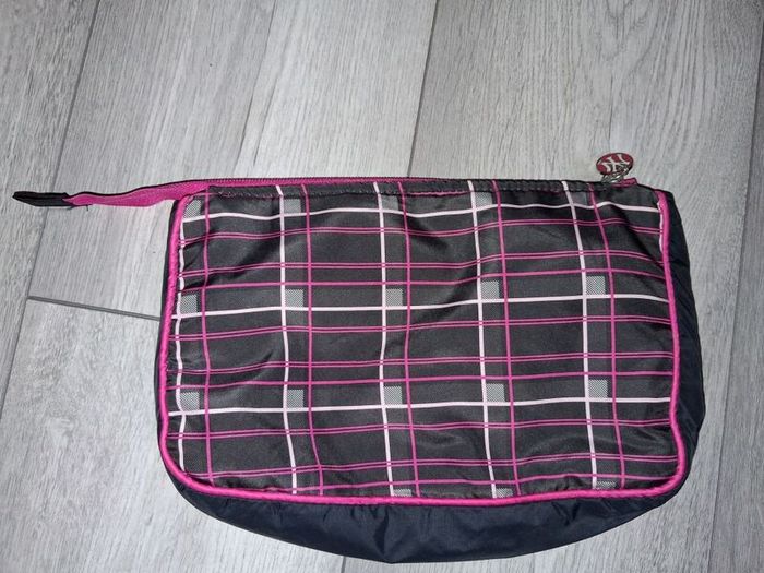 1 Euro Each To Clear!! - Variety Of Bags - Make Up, Toiletries, School, Etc