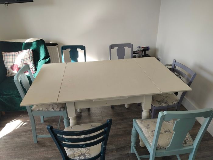 Extendable table and 6 chairs