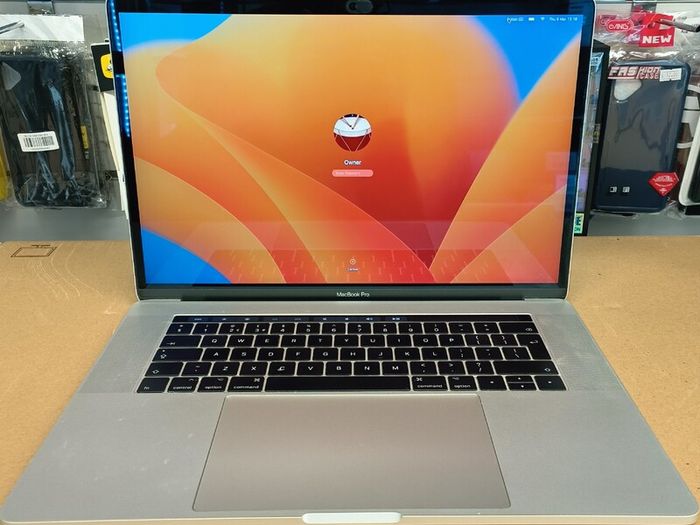 Touch Bar Apple MacBook Pro 15 A1707 (2017) 15.4'' Intel i7 @ 2.80 GHz 512GB SSD 16GB RAM Space Grey (Battery Cycle: 839)