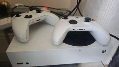 Xbox Series S 512GB & 2 Controllers