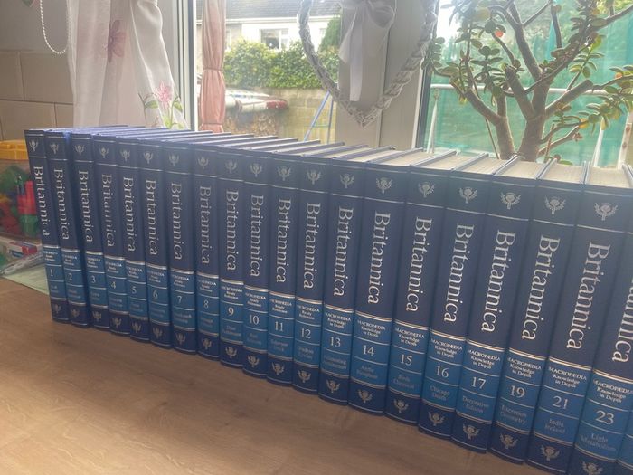Britannica micro/macropaedia knowledge in depth books