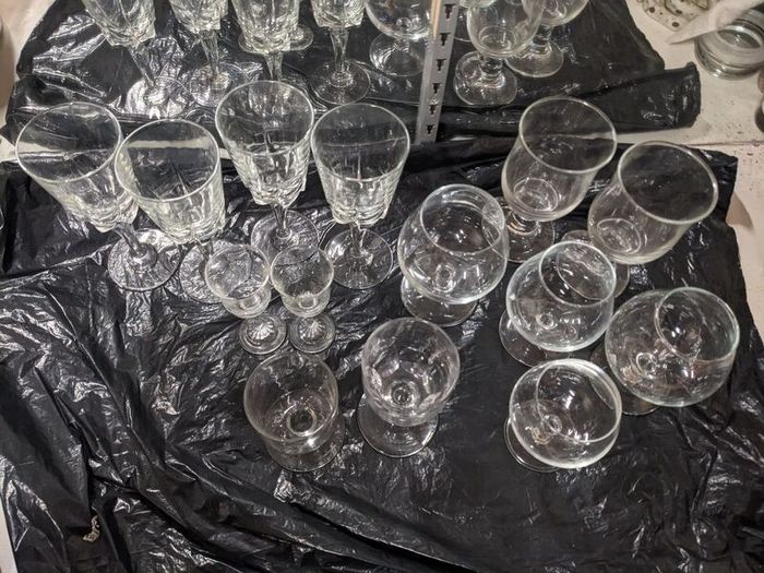 Mixture of 14 drinking glasses