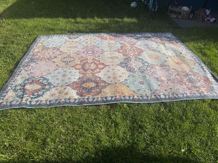Large Rug - excellent condition (little use)