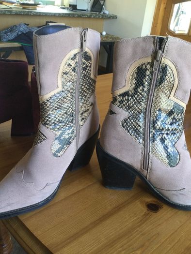 Ladies boots size 3