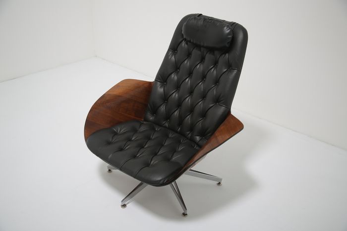 Mid-Century Sculpted Walnut Mr. Chair Lounge Chair by George Mulhauser for Plycraft, 1960s