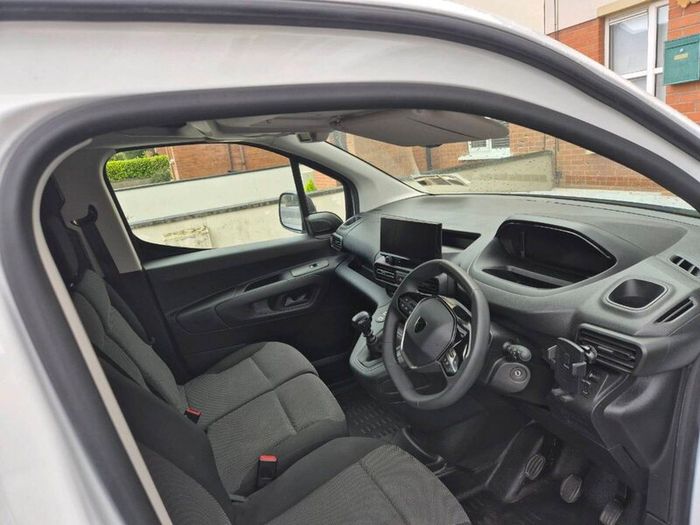 Peugeot Partner 2024, 1.5L. Low mileage km's.