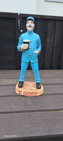 large  Guinness zoo keeper