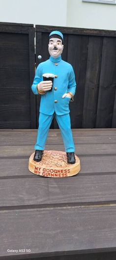 large  Guinness zoo keeper