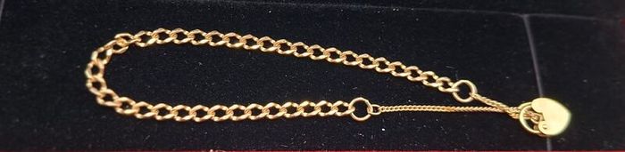 Vintage 9ct yellow  gold  charm bracelet