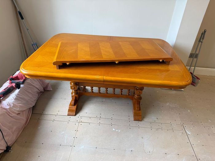 Wooden extendable dining table