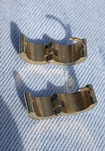 Vintage jewelry is sold individually for 5 to 10 euros