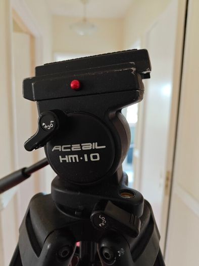 Tripod with fluid head