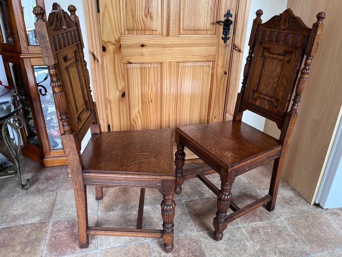 A charming pair of late Victorian carved oak Hall chairs richly modelled,  Cirka 1890's.