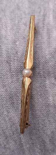 Vintage jewelry is sold individually for 5 to 10 euros