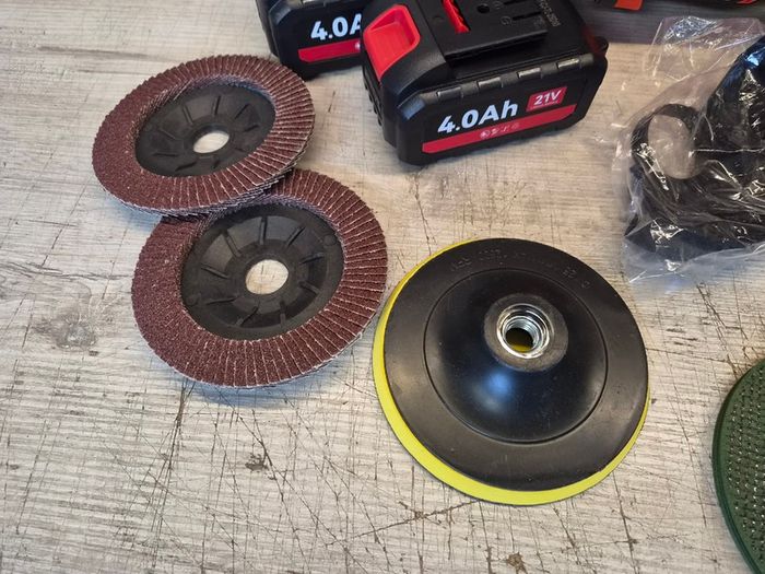 18V 125mm Angle Grinder + 2 Batteries + Accessories