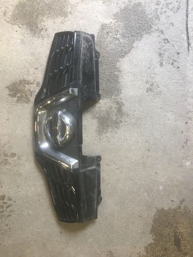 10-14 nissan qashqai +2 upper grille