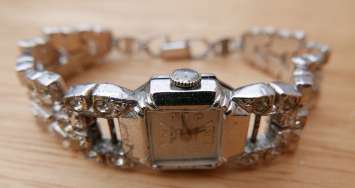 Vintage 1940's Ladies Berco De Luxe 17 rubis cocktail Manual Wind Up watch Swiss made (works well)