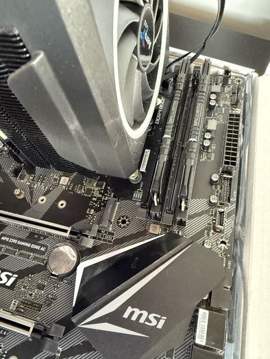 Components / I7-9700k, MSI Z390 Gaming edge AC, 16 Gb DDR4 (2X8)