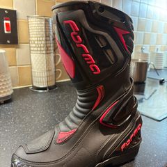 Forma women's black/pink boots
