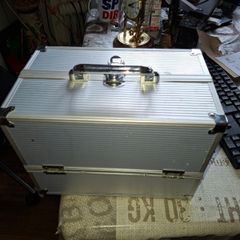 Aluminum vanity Tool case with expanding tiered trays and a fitted lower well, Ideal for Make-up or for keeping them Screw-Driver Bits together, could be used for a lot of things, Postage Available or collection