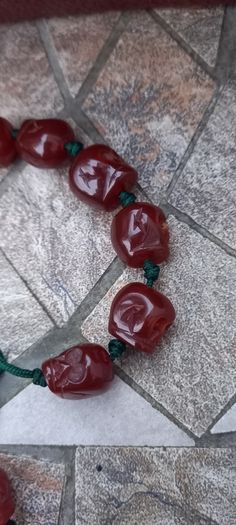 Vintage jewelry is sold individually for 5 to 10 euros
