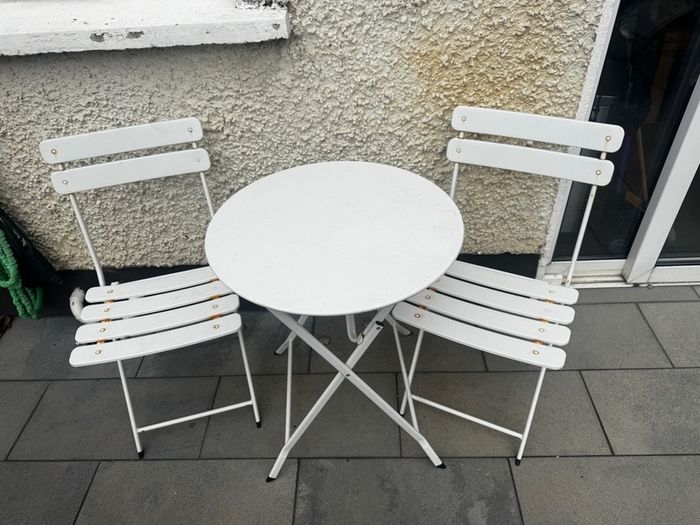 garden table and chairs
