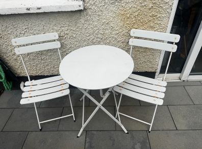 garden table and chairs