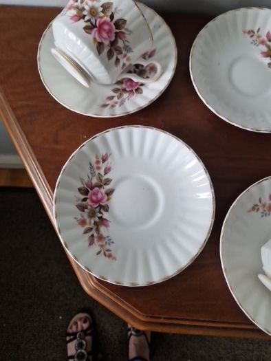 Cups & saucers