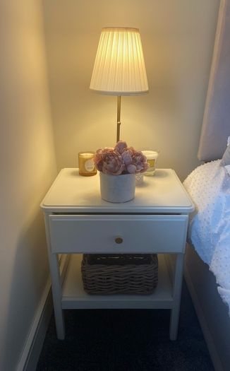 (x2) Bedside locker & lamps