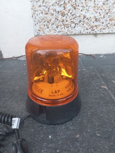 Magnetic roof beacon light