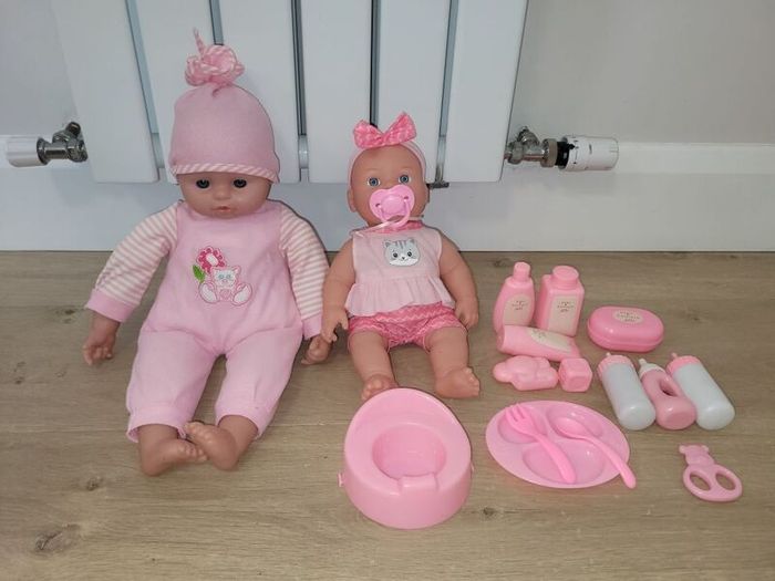 Doll's highchair, 2 dolls + accessories
