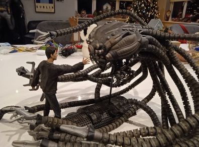 Mcfarlane Matrix Neo & Sentinel with base