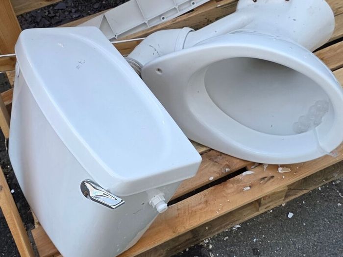 close-coupled toilet - bowl, cistern