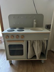 Flexa - Wooden Play Kitchen Light grey + Flexa pots and pans