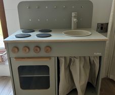 Flexa - Wooden Play Kitchen Light grey + Flexa pots and pans