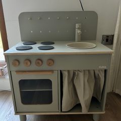 Flexa - Wooden Play Kitchen Light grey + Flexa pots and pans