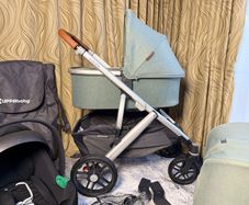Uppababy Vista V2 with Cybex car seat and isofix base